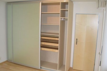 Schrank mit Schiebetüren