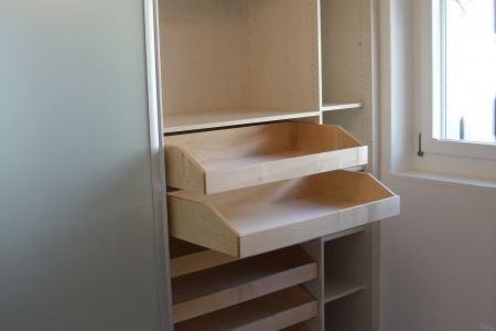 Schrank mit Schubladen